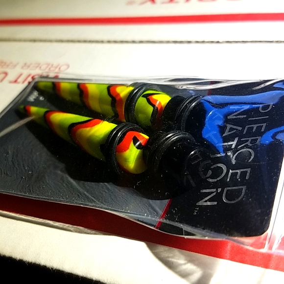 NWT PIERCED NATION MULTICOLOR PATTERN ACRYLIC PLUGS TAPERS 00G 10mm - Picture 2 of 4